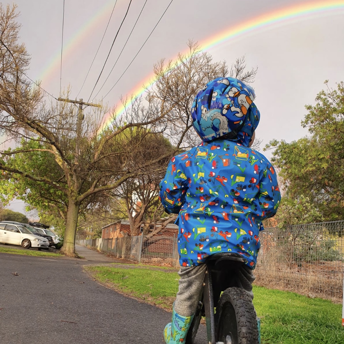 niño en bici de equilibrio