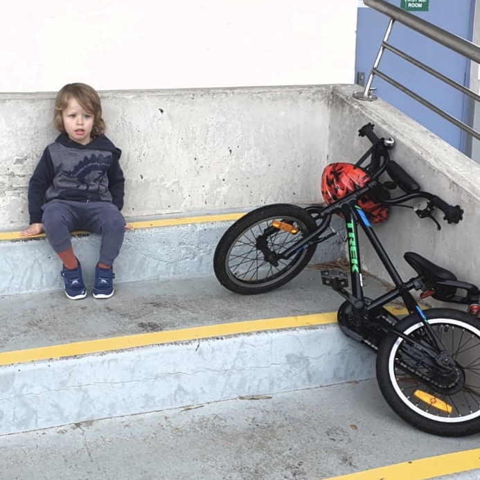 niño en bicicleta sin rueditas